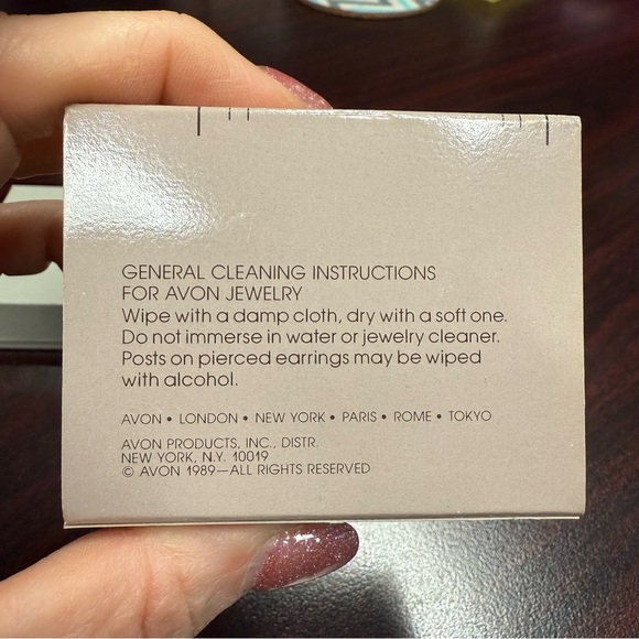 Avon “Eternal Twist” Silvertone and Pearl clip Earrings NIB 1989 vintage - Picture 3 of 5